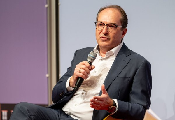«Ich bin nicht bereit, auf reguläre Aufnahmeverfahren, ich bin nicht bereit, auf Sicherheitsüberprüfungen zu verzichten», sagte Dobrindt. - © Fabian Sommer/dpa
