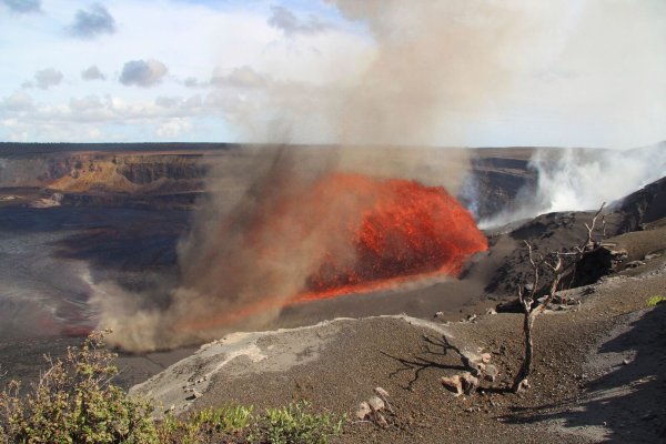 Der Kilauea-Vulkan auf Hawaii spuckt Lavafontänen. - © M. Zoeller/U.S. Geological Survey/AP/dpa