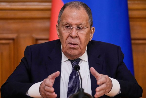 Lawrow sieht die Bedingungen für ein Spitzentreffen von Putin mit Selenskyj für nicht erfüllt an. - © Alexander Zemlianichenko/AP Pool/dpa