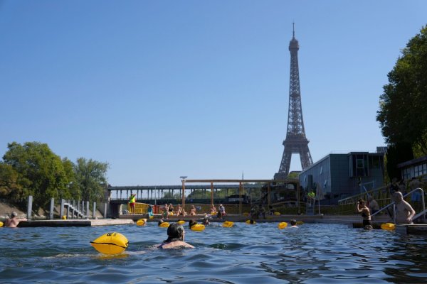 Die neuen Freibäder in der Seine kommen bei Einwohnern und Touristen gut an (Archivbild). - © Aurelien Morissard/AP/dpa