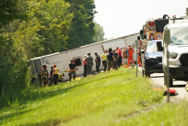 In dem Reisebus seien mehr als 50 Passagiere gewesen, darunter Frauen und Kinder, hieß es von der Polizei. - © Libby March/Buffalo News/AP/dpa