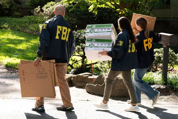 Das FBI durchsucht Boltons Haus. - © Jose Luis Magana/FR159526 AP/AP/dpa