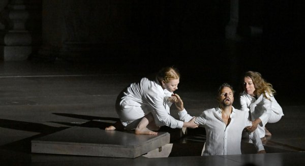Der Jedermann (Philipp Hochmair) im Juli 2025 in seinem Grab - gehalten vom Glauben (Regine Zimmermann) und seinen Werken (Kathleen Morgeneyer). (Archivbild) - © Barbara Gindl/APA/dpa