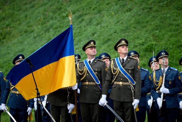 Die Ukraine geht am Samstag den Tag ihrer Nationalflagge. Am Sonntag ist Unabhängigkeitstag. - © Uncredited/Ukrainian Presidential Press Office via AP/dpa