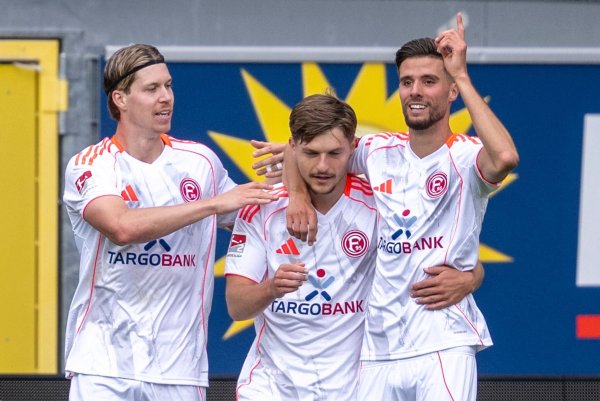 Der Düsseldorfer Anouar El Azzouzi (r-l) feiert mit den beiden Torschützen Florent Muslija und Cedric Itten. - © David Inderlied/dpa