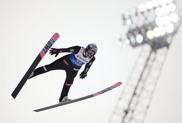 Norwegens Skispringer Marius Lindvik ist für drei Monate gesperrt worden. (Archivbild) - © Georg Hochmuth/APA/dpa
