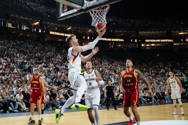 In EM-Form: Andreas Obst beim Korbleger. - © Marius Becker/dpa