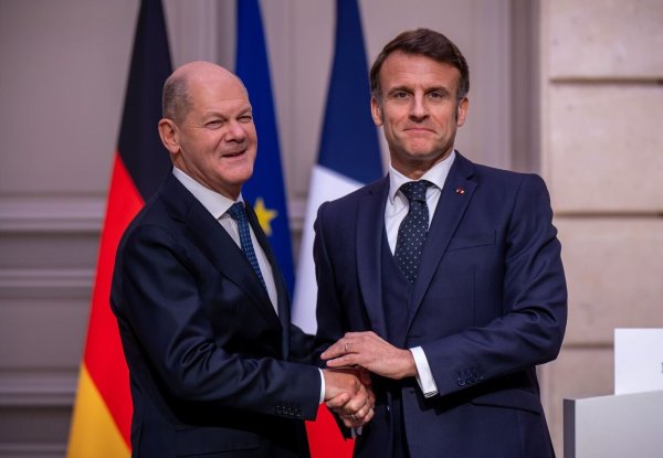 Kanzler Scholz und Präsident Macron beschwören Europas Einigkeit gegenüber Trump. - © Michael Kappeler/dpa