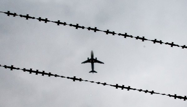 Für Polizei und Ausländerbehörden sind Abschiebungen mit vielen Hindernissen versehen. Die aktuelle Bundespolizei-Statistik weist aber steigende Zahlen aus. (Symbolbild) - © Julian Stratenschulte/dpa