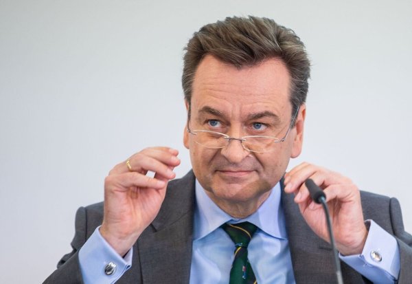 Munich Re-Chef Joachim Wenning peilt in Krisenzeiten immer neue Rekordergebnisse an. - © Lino Mirgeler/dpa