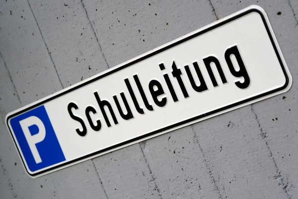 Wenn ein Arbeitstag nicht mehr ausreicht, um alle Aufgaben eines Schulleiters zu wuppen, kann die Informatik Erleichterung schaffen. (Symbolbild) - © Marius Becker/dpa