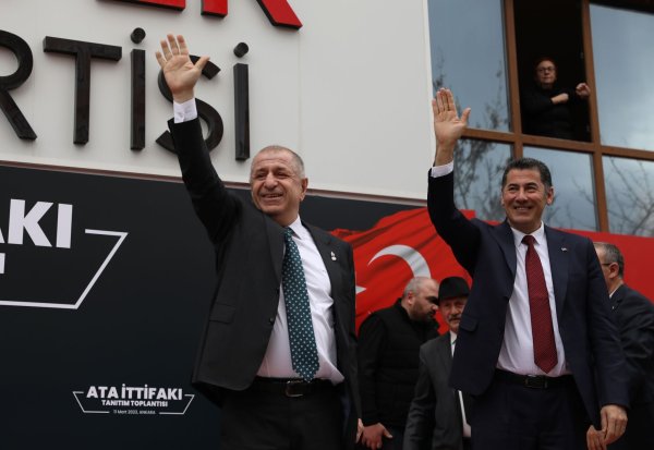 Ümit Özdag (links) während einer Wahlveranstaltung 2023. (Archivbild) - © Burhan Ozbilici/AP