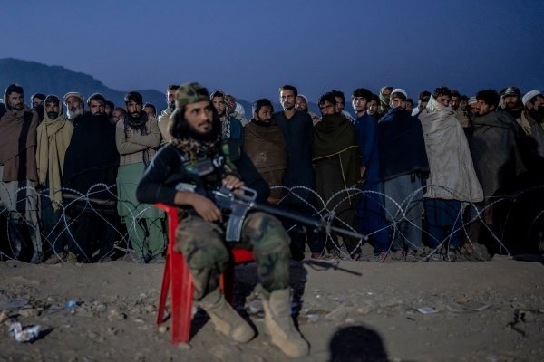 Pakistan schiebt immer wieder Afghanen in ihre Heimat ab - darunter zuletzt auch mehrere, die eine Aufnahmezusage für Deutschland haben. (Archivbild) - © Ebrahim Noroozi/AP