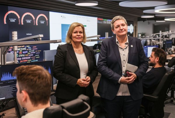 Im vergangenen Februar besuchte Bundesinnenministerin Nancy Faeser (SPD) - hier mit BSI-Präsidentin Claudia Plattner - das Nationale IT-Lagezentrum beim Bundesamt für Sicherheit in der Informationstechnik (BSI) in Bonn. - © Oliver Berg/dpa
