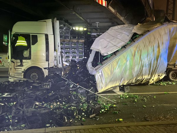 In Hamm ist ein Lkw in einer Unterführung steckengeblieben. - © Polizei Hamm/dpa