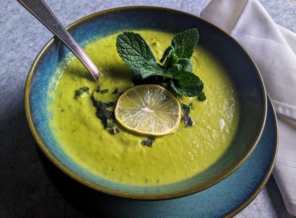 Schön grün: In diese pürierte Erbsensuppe kommen als reizvoller Kontrast frische Minze und Kokosmilch. - © Doreen Hassek/hauptstadtkueche.blogspot.com/dpa-tmn