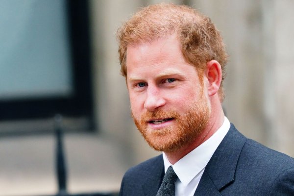 Der britische Prinz Harry hat Klage gegen die Bourlevardzeitung "The Sun" eingereicht. (Archivfoto) - © Victoria Jones/PA Wire/dpa