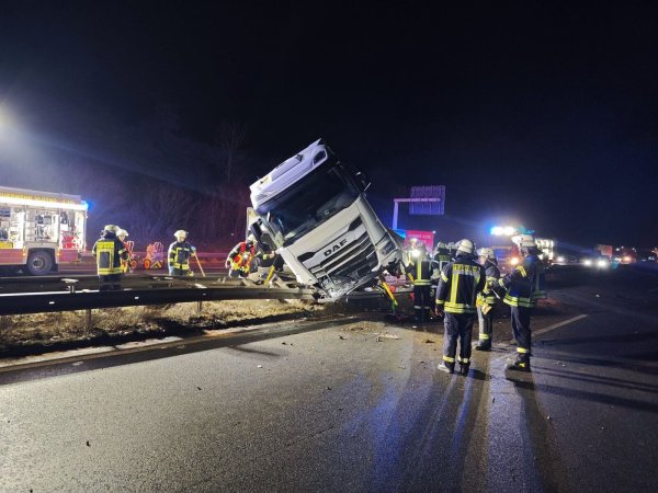 Ein umgekippter Lkw auf der A2 könnte für erhebliche Einschränkungen im Berufsverkehr sorgen. - © Christian Müller/dpa
