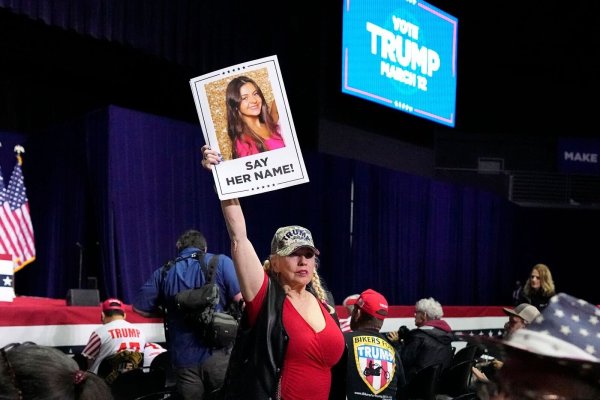 Eine Trump-Unterstützerin hält bei einer Wahlkampfveranstaltung im Bundesstaate Georgia ein Schild in die Höhe, dass die ermordete Studentin Laken Riley zeigt. (Archivbild) - © Mike Stewart/AP