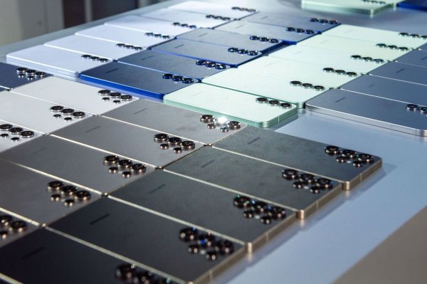 Neues Jahr, neues Smartphone: Samsungs Galaxy S25 in allen drei Ausführungen bei der Vorstellung in San José (Kalifornien). - © Andrej Sokolow/dpa-tmn/dpa
