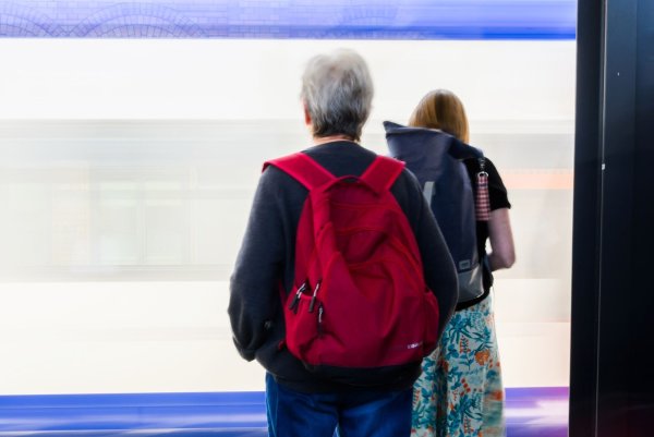 Viele Menschen sind auch im Rentenalter noch aktiv auf dem Arbeitsmarkt. (Symbolbild) - © Julian Stratenschulte/dpa