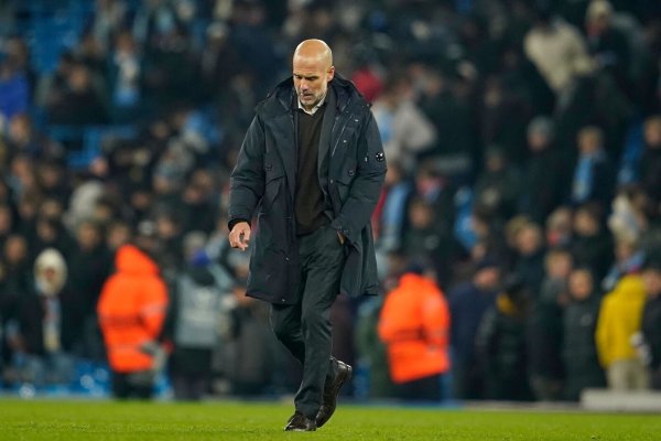 Hat sich gegen Bayer Leverkusen verzockt: Manchester Citys Cheftrainer Pep Guardiola. - © Dave Thompson/AP/dpa
