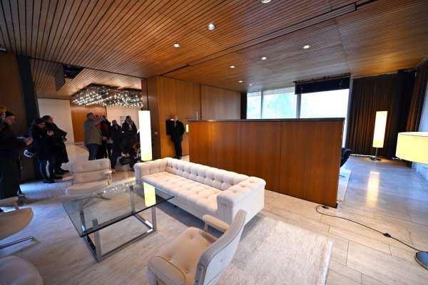 Der sogenannte Kanzlerbungalow ist nach Abschluss der Brandschutz- und Sanierungsarbeiten wieder für die Öffentlichkeit zugänglich. - © Federico Gambarini/dpa