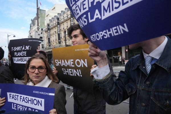 In Frankreich kam es nach einem Skandal um Sexpuppen zu Protesten gegen das Fast-Fashion-Unternehmen Shein. (Archivbild) - © Thibault Camus/AP/dpa