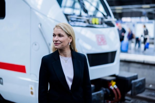 Zu Weihnachten wird «alles rollen, was rollen kann», sagt Bahn-Chefin Evelyn Palla mit Blick auf den Einsatz aller verfügbaren Züge. - © Christoph Soeder/dpa