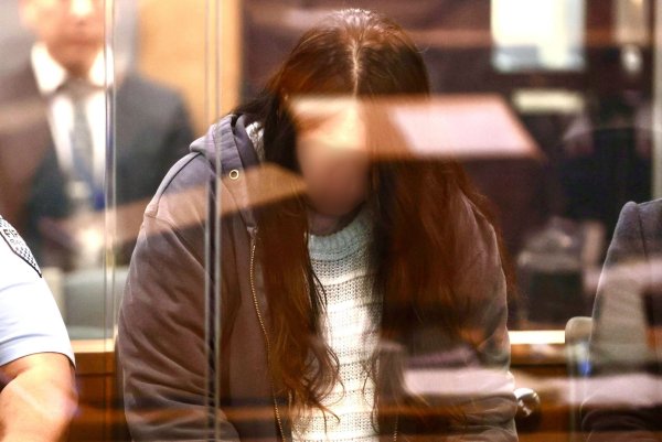 Die Angeklagte tritt ihre Haftstrafe in einer psychiatrischen Einrichtung an. (Archivbild) - © Lawrence Smith/Pool Stuff/AP/dpa
