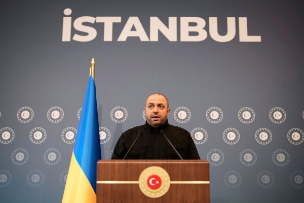 Ex-Verteidigungsminister Rustem Umjerow ist einer der Hauptunterhändler von Kiew und wurde jetzt als Zeuge in einem Schmiergeldskandal vernommen. (Archivbild) - © Emrah Gurel/AP/dpa