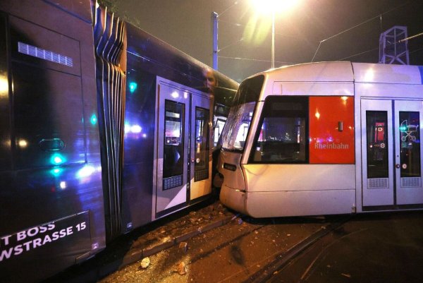 Eine Straßenbahn ist in Düsseldorf entgleist. - © David Young/dpa