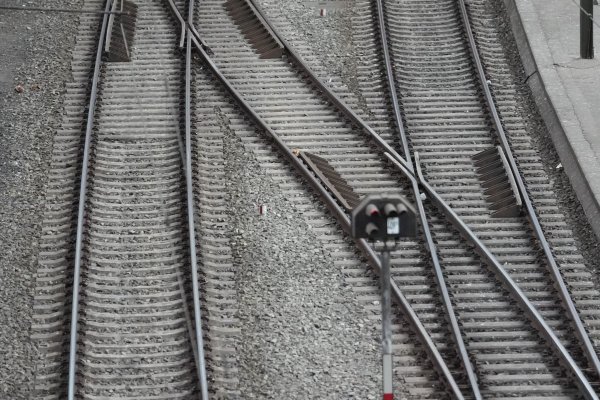 Weichenstellung in den Gremien des Verkehrsverbundes AVV. Wie stark werden die Preise zum Jahreswechsel angehoben? - © Marcus Brandt/dpa