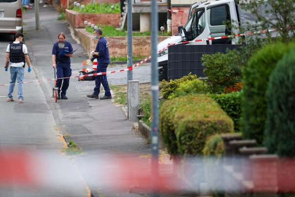 Die tödlichen Schüsse führten in Menden am 22. August zu einem größeren Polizeieinsatz. (Archivbild) - © Christoph Reichwein/dpa