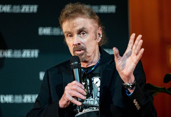 T.C. Boyle hat keine Angst vor der KI. (Archivbild) - © Axel Heimken/dpa