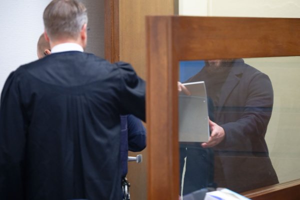 Dem Angeklagten wird Anstiftung zum Mord vorgeworden. - © Henning Kaiser/dpa