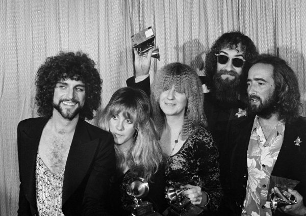 1978 erhielten John McVie (r) und Fleetwood Mac den Grammy in der Kategorie Album des Jahres für «Rumours». (Archivbild) - © Richard Drew/AP/dpa
