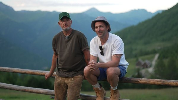 Die beiden TV-Köche sind ab Donnerstag (20.15 Uhr) in ihrem neuen Doku-Format «Rosin & Kumptner: Mission Mittendrin!» auf Kabel Eins zu sehen. - © -/Joyn/dpa