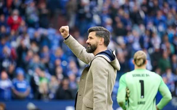 Schalke-Trainer Miron Muslic geht mit seinem Team selbstbewusst ins Topspiel gegen Paderborn. (Archivfoto) - © Bernd Thissen/dpa
