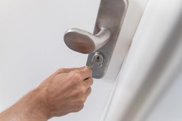 Ein Schlüssel wird in ein Schlüsselloch gesteckt - © Foto: Christin Klose/dpa-tmn