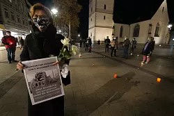 Mit einem Plakat erinnert Karin Strate auf dem Marktplatz an die schrecklichen Geschehnisse des 9. November 1938. - &copy; Jost Wolf