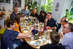 Lauschen am Fr&uuml;hst&uuml;ckstisch von Familie Falkenberg gespannt den 

Ausf&uuml;hrungen des Alternativen Nobelpreistr&auml;gers Tony Rinaudo (4.v.r.): 

(Von links) Ehefrau Liz Rinaudo, Nachwuchs-Klimaaktivistin Theresa 

Sch&uuml;ring, Karsten Berends, Kathrin Ochs, Martin Ristig (Kirchengemeinde 

Detmold-Nord), Kerstin Ristig, Julia und Caroline Falkenberg, 

B&uuml;rgermeister Rainer Heller, Dr. Martin Falkenberg und Jonathan 

Falkenberg. - &copy; Raphael Bartling
