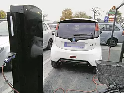 Laden beim Einkauf: Der im letzten Jahr sanierte Supermarkt in Bielefeld-Oldentrup bietet seinen Kunden eine kostenfreie Lades&auml;ule. - &copy; Franz Purucker