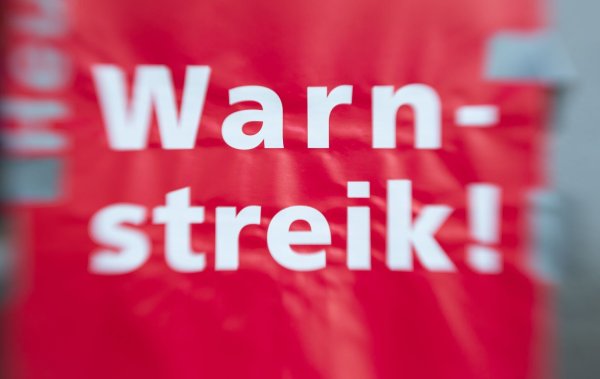 «Warnstreik!» steht auf einem Schild. - © Friso Gentsch/dpa/Symbolbild