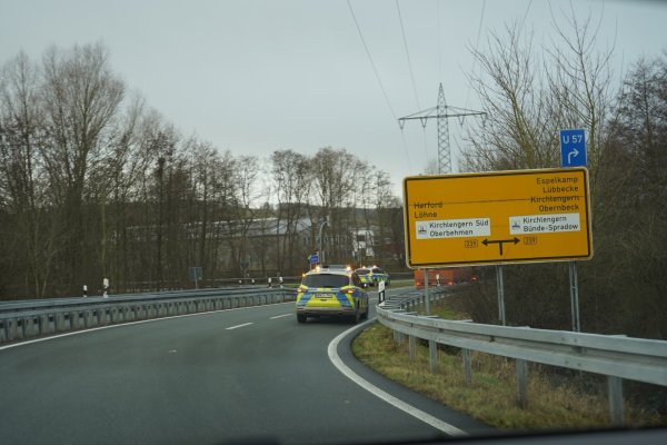 So wie hier an der A30 in Herford warteten an sämtlichen Auf- und Abfahrt der ostwestfälischen Autobahnabschnitte Polizisten darauf, ob das Tatfahrzeug möglicherweise die Autobahn verlässt - © Freitag TV