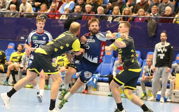 So kennen ihn die Fans in der Phoenix-Contact-Arena. Lemgos Spielmacher Andrej Kogut (mit Ball) scheut keinen Zweikampf. - © Paul Cohen