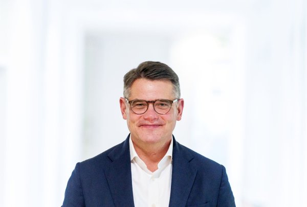 Boris Rhein, Ministerpräsident von Hessen, steht im Landtagsgebäude. - © Andreas Arnold/dpa