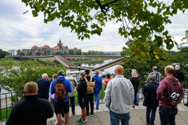 Hier fährt erstmal nichts mehr: Bis auf Weiteres bleibt die Brücke komplett gesperrt. - © Robert Michael/dpa