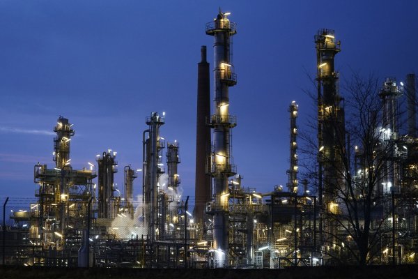Die Stimmung in der Chemischen Industrie hat sich überraschend aufgehellt. - © Marcus Brandt/dpa