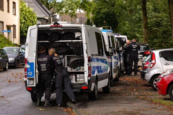 Knapp drei Wochen nach der Attacke gibt es wieder Suchmaßnahmen. - © Gianni Gattus/dpa